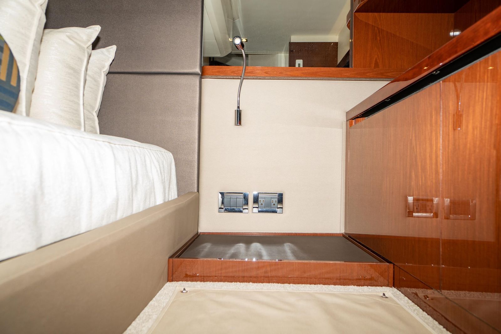 2017 Sea Ray Sundancer 460 — Twin Cummins Diesels & Joystick Docking, Miami
