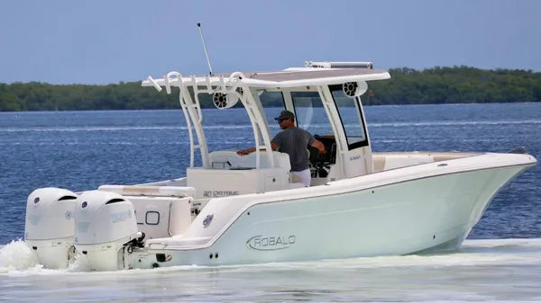 2018 Robalo R302 Center Console — Twin Yamaha F300s, Key Largo