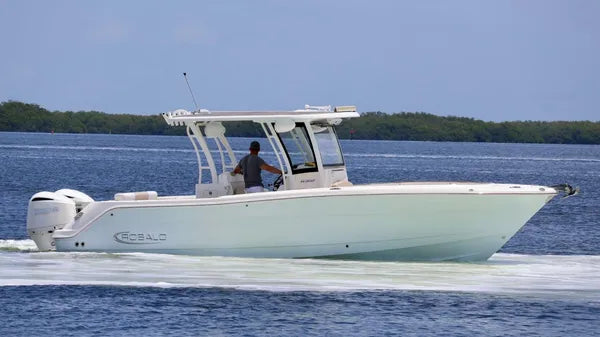 2018 Robalo R302 Center Console — Twin Yamaha F300s, Key Largo