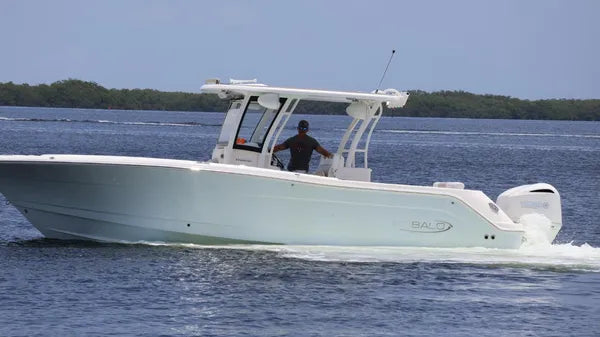 2018 Robalo R302 Center Console — Twin Yamaha F300s, Key Largo