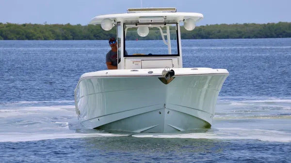 2018 Robalo R302 Center Console — Twin Yamaha F300s, Key Largo