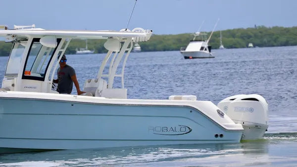 2018 Robalo R302 Center Console — Twin Yamaha F300s, Key Largo
