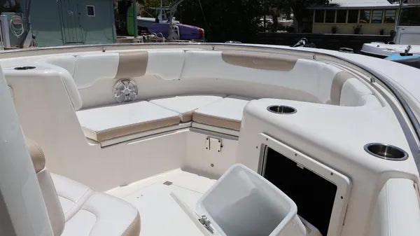 2018 Robalo R302 Center Console — Twin Yamaha F300s, Key Largo