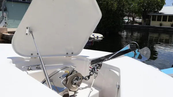 2018 Robalo R302 Center Console — Twin Yamaha F300s, Key Largo