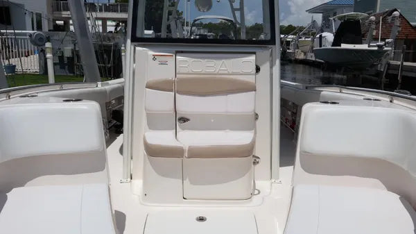 2018 Robalo R302 Center Console — Twin Yamaha F300s, Key Largo