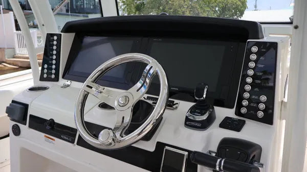 2018 Robalo R302 Center Console — Twin Yamaha F300s, Key Largo