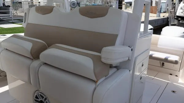 2018 Robalo R302 Center Console — Twin Yamaha F300s, Key Largo