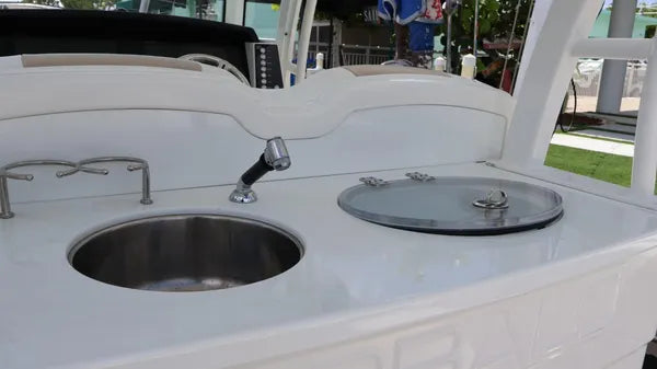 2018 Robalo R302 Center Console — Twin Yamaha F300s, Key Largo