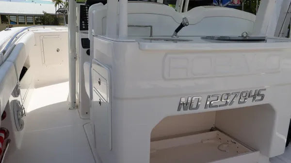2018 Robalo R302 Center Console — Twin Yamaha F300s, Key Largo