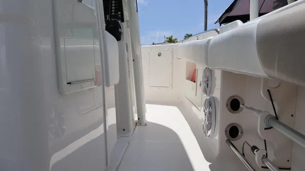 2018 Robalo R302 Center Console — Twin Yamaha F300s, Key Largo