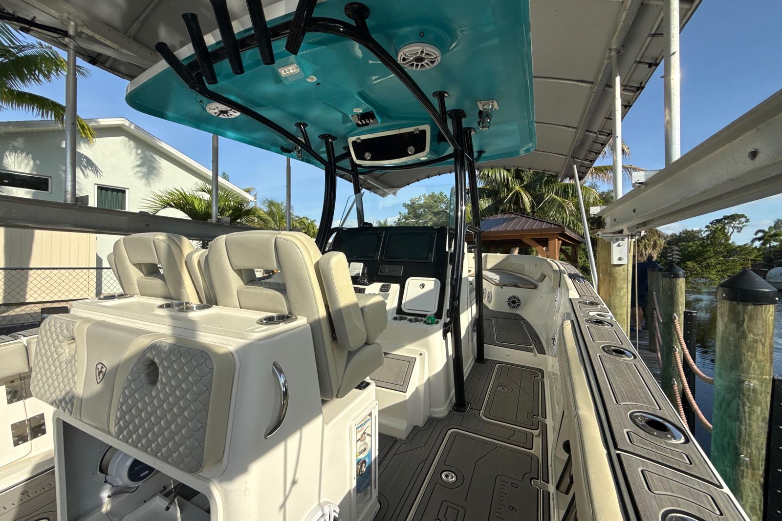 2019 Century 3200 Center Console