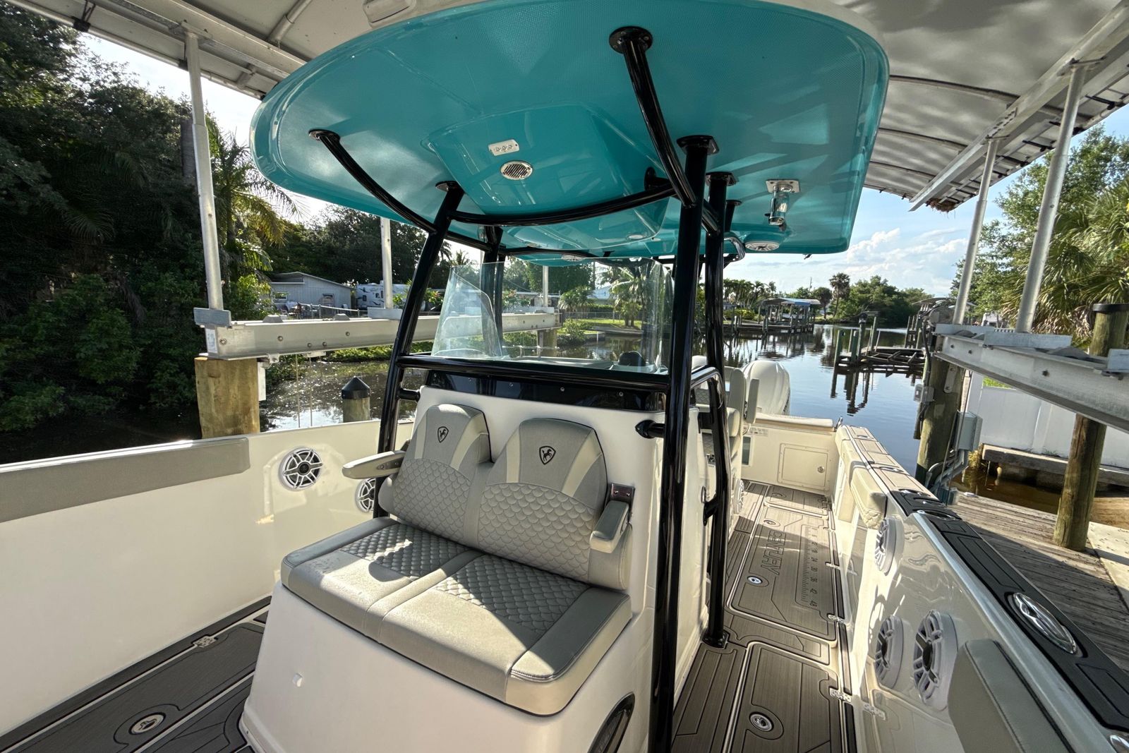 2019 Century 3200 Center Console