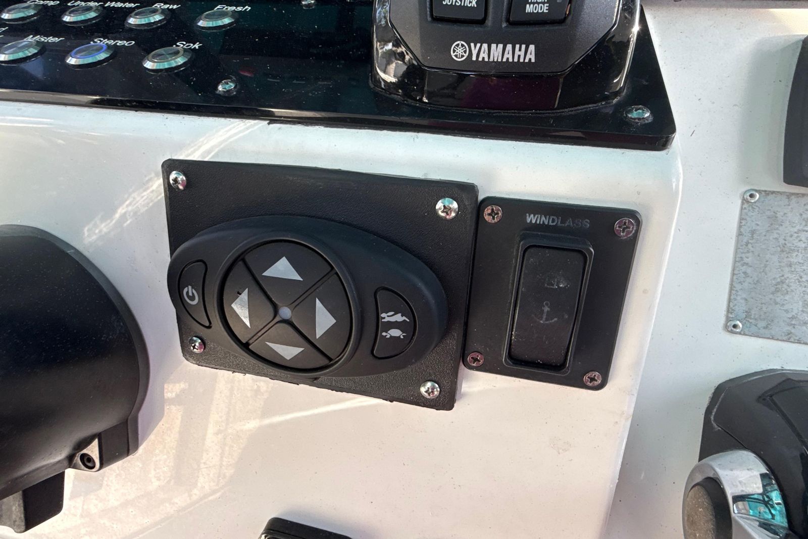 2019 Century 3200 Center Console