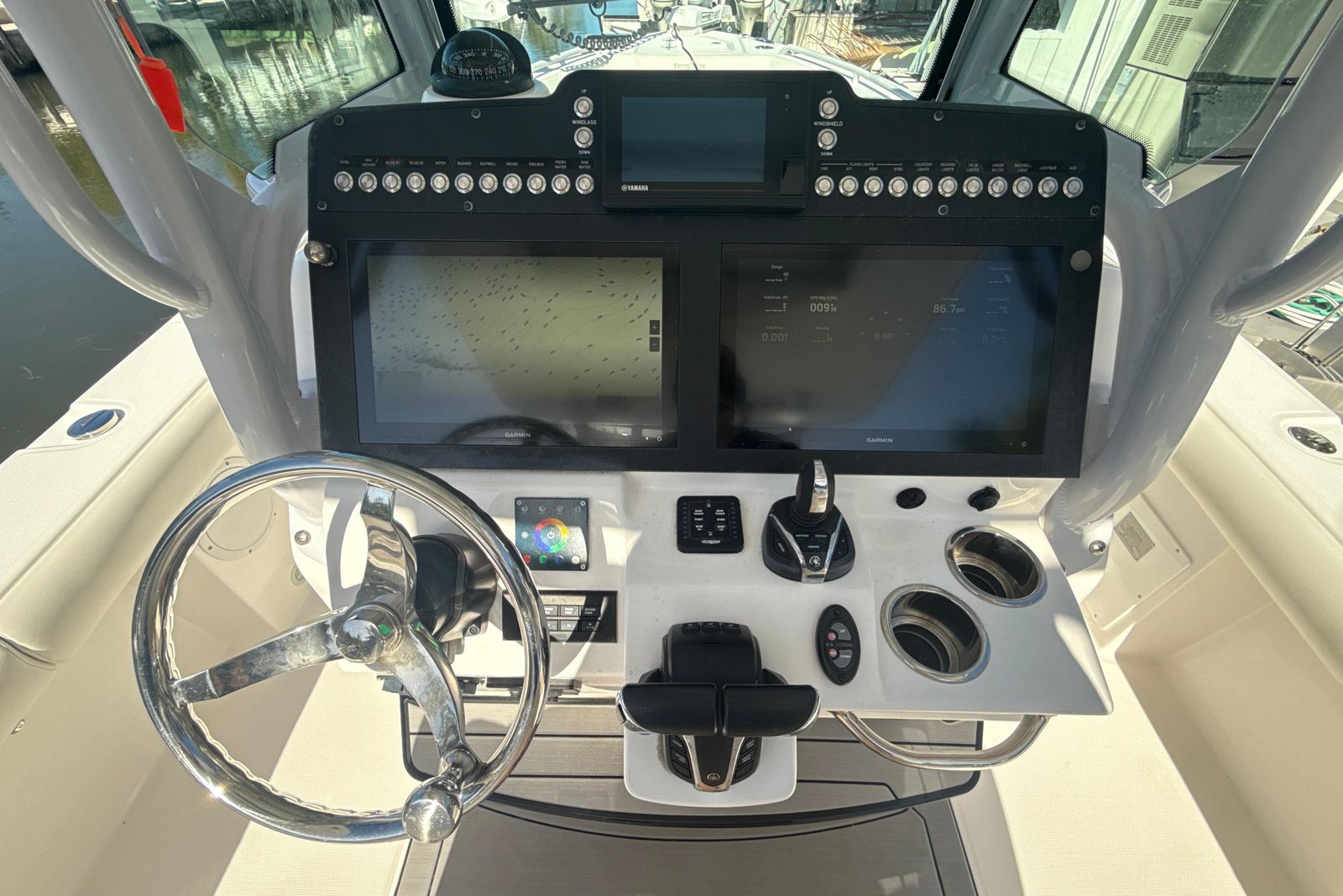 2021 Everglades 273 Center Console