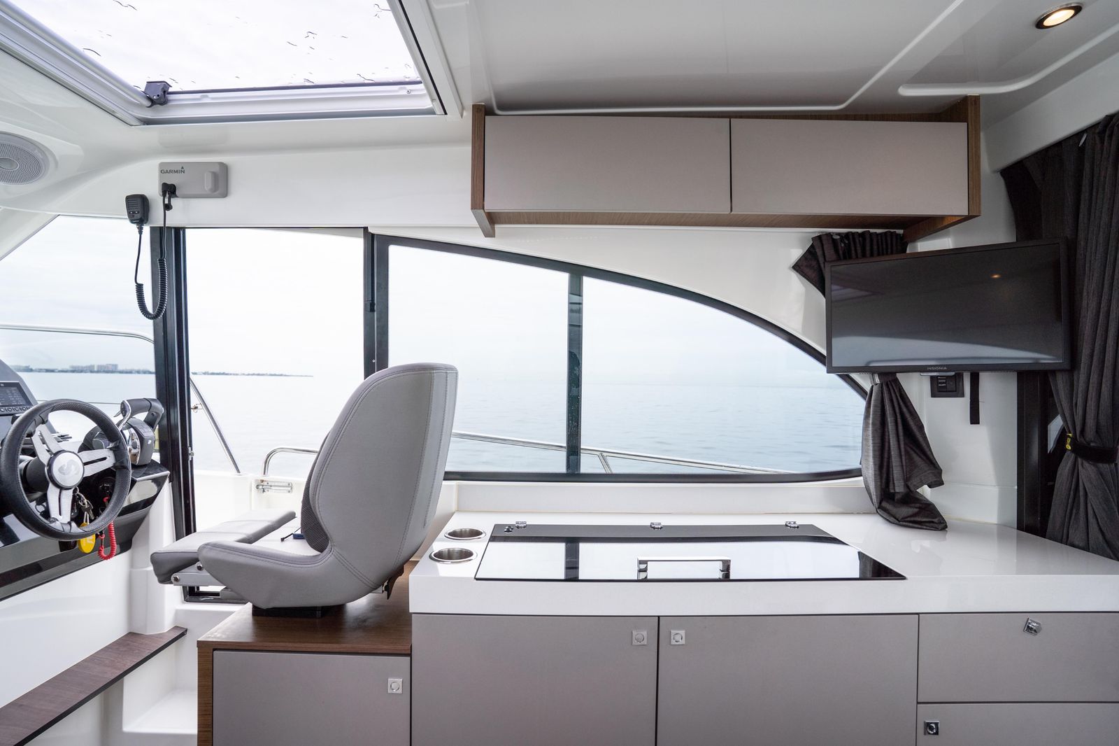 2023 Beneteau Antares 11 — Twin 300HP Mercury Verado Outboards, Miami