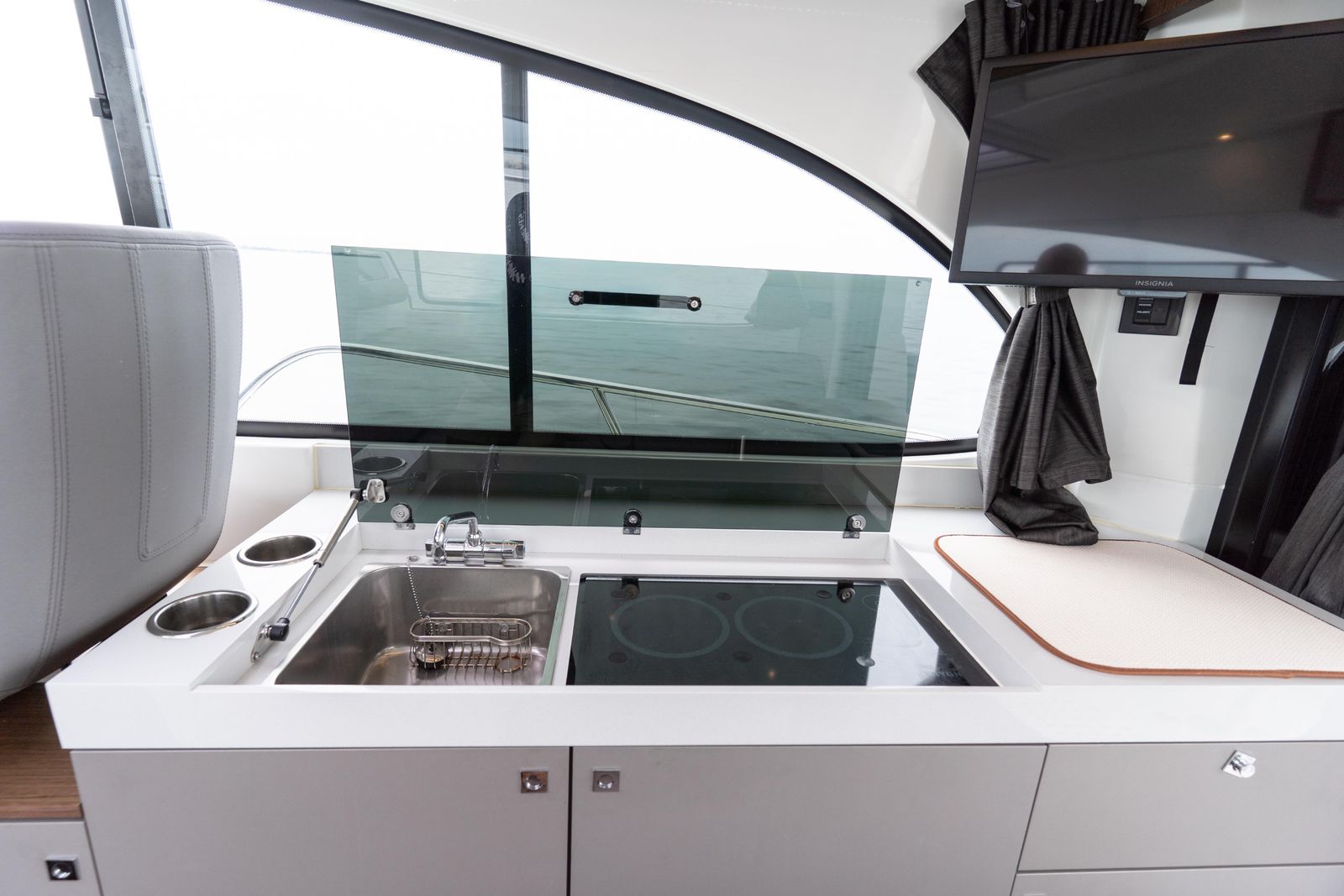 2023 Beneteau Antares 11 — Twin 300HP Mercury Verado Outboards, Miami