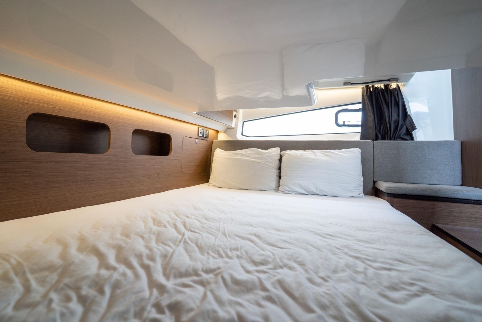 2023 Beneteau Antares 11 — Twin 300HP Mercury Verado Outboards, Miami