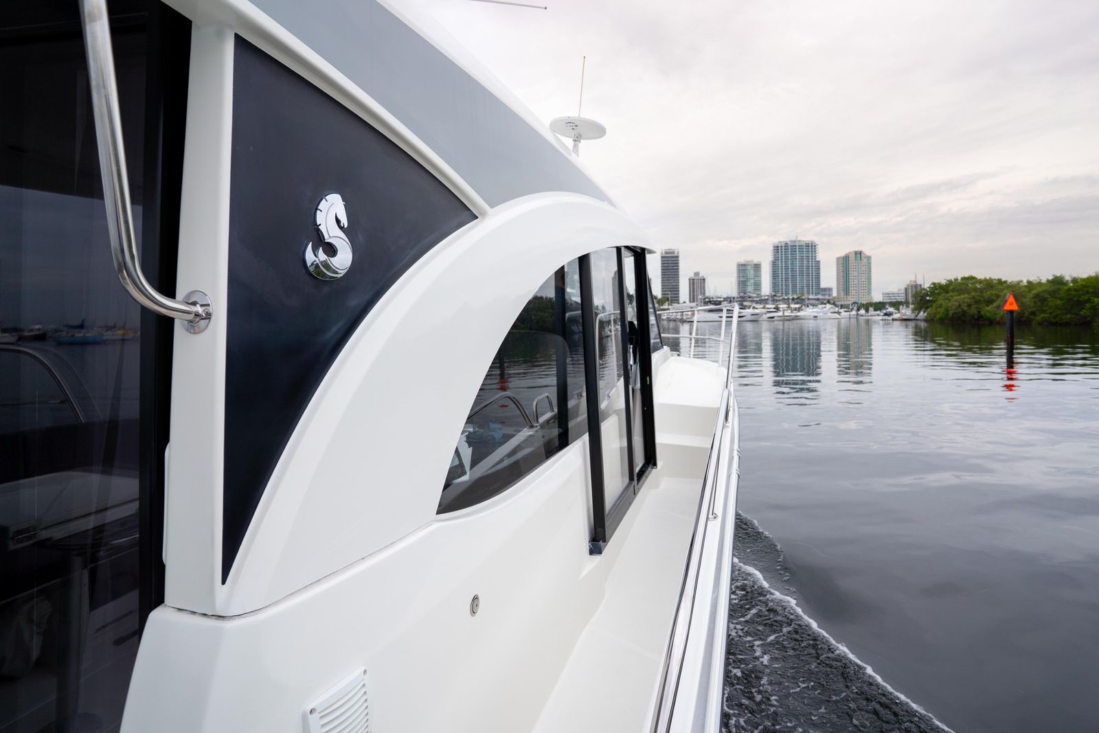 2023 Beneteau Antares 11 — Twin 300HP Mercury Verado Outboards, Miami