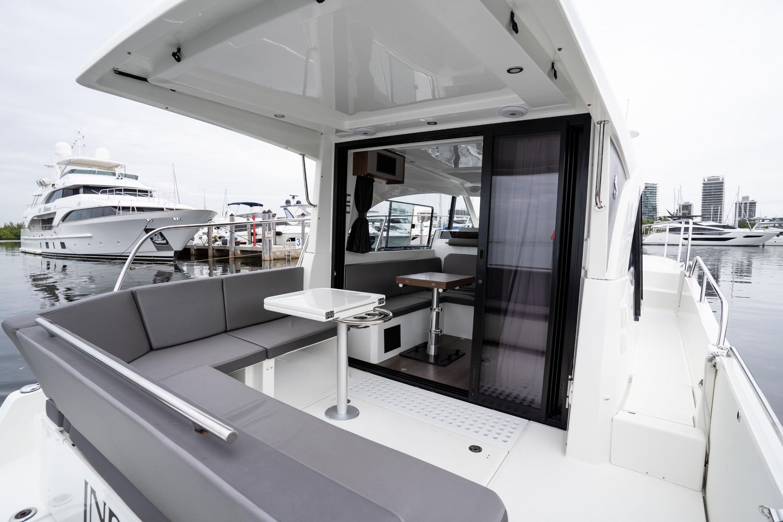 2023 Beneteau Antares 11 — Twin 300HP Mercury Verado Outboards, Miami