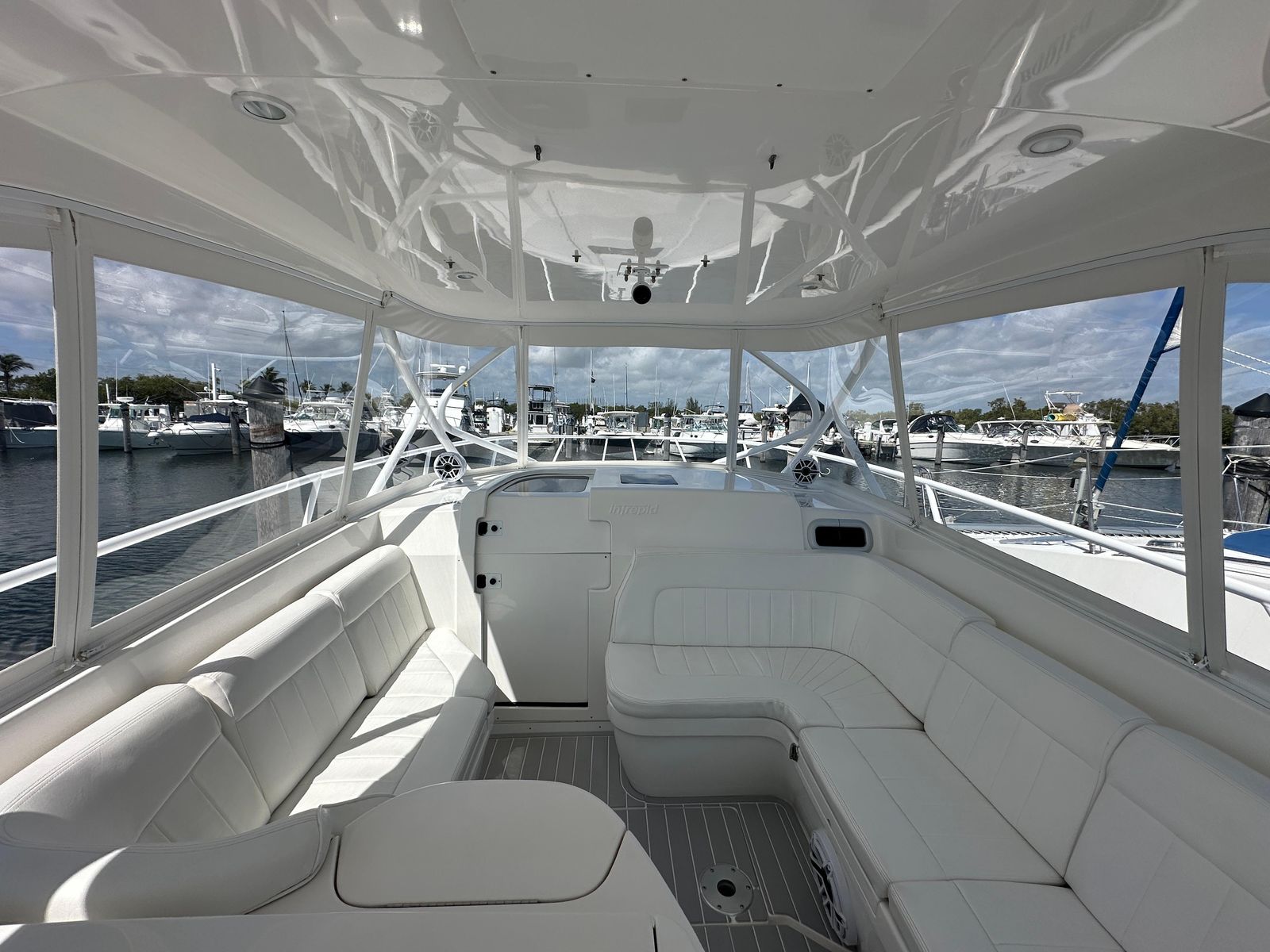 2008 Intrepid 390 Sport Yacht
