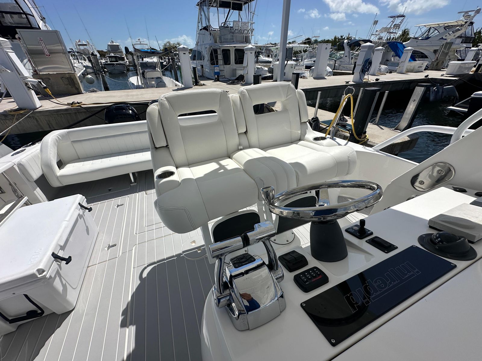 2008 Intrepid 390 Sport Yacht