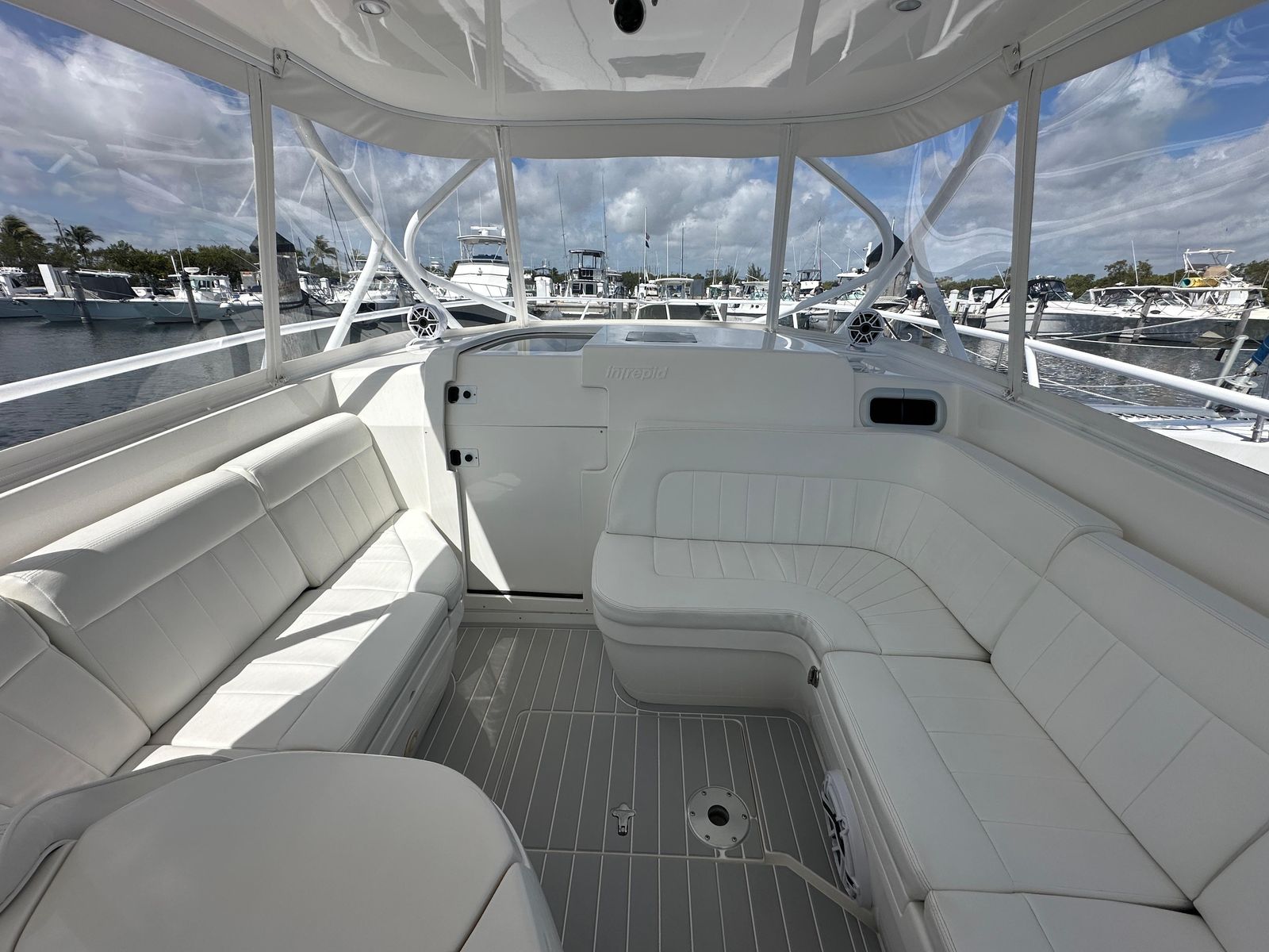 2008 Intrepid 390 Sport Yacht