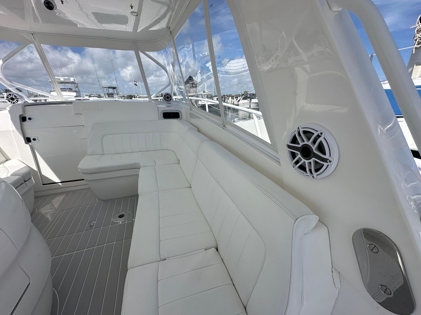 2008 Intrepid 390 Sport Yacht