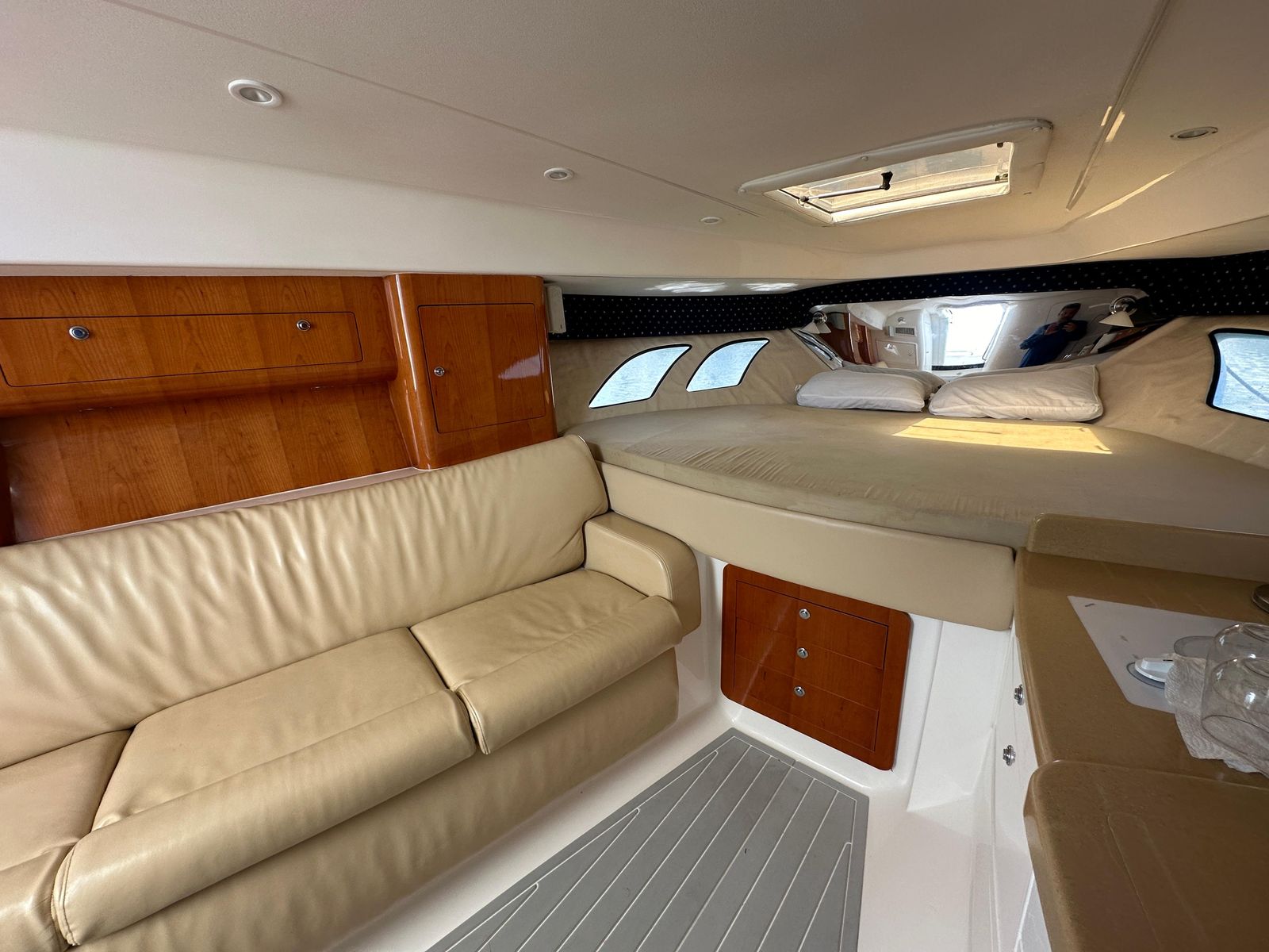 2008 Intrepid 390 Sport Yacht