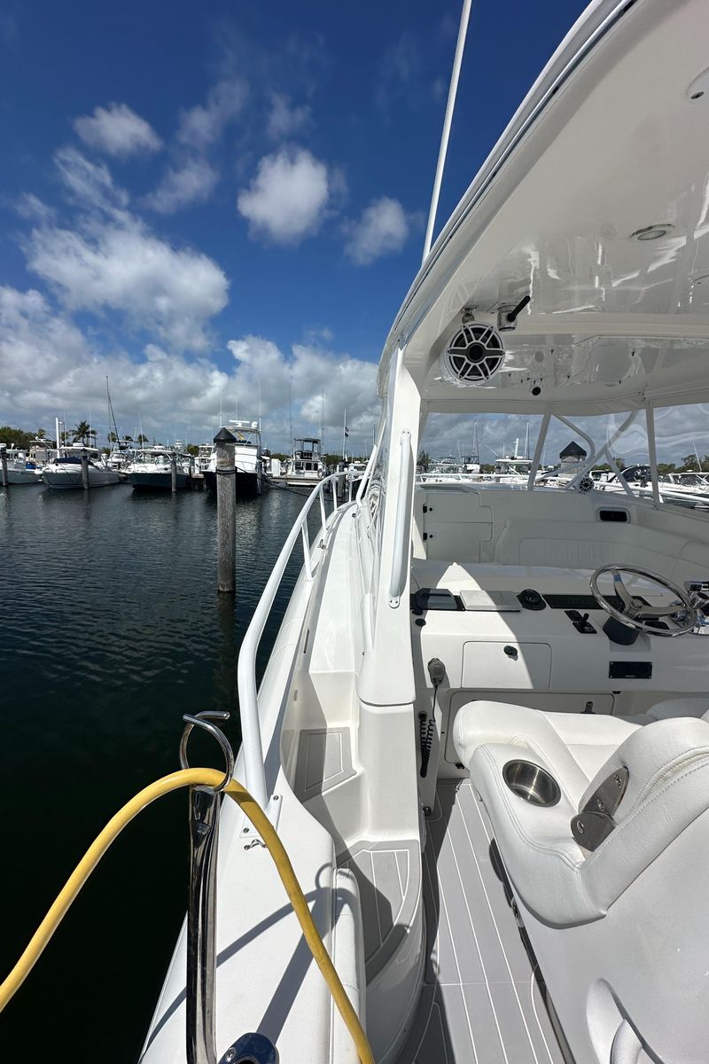 2008 Intrepid 390 Sport Yacht